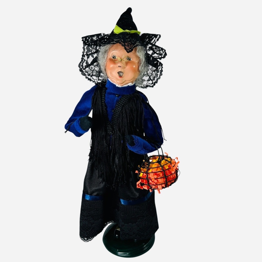 Byers Choice Caroler 2011 Halloween Witch With Lace Hat and Pumpkin Basket